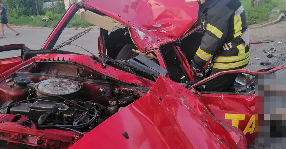 Смертельное ДТП в Покровске: достать погибших из автомобиля помогали спасатели
