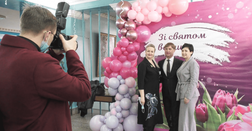 Прекрасных жительниц Мирнограда поздравили с наступающим Женским днем