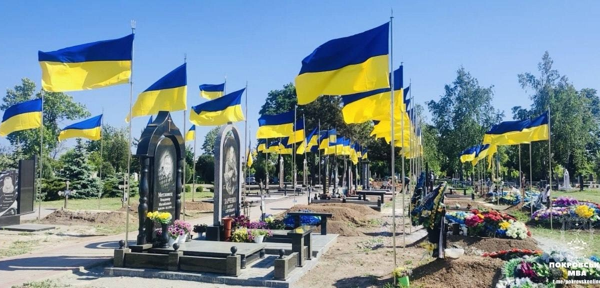 У Покровській громаді біля місць поховання Захисників України замайоріли нові прапори