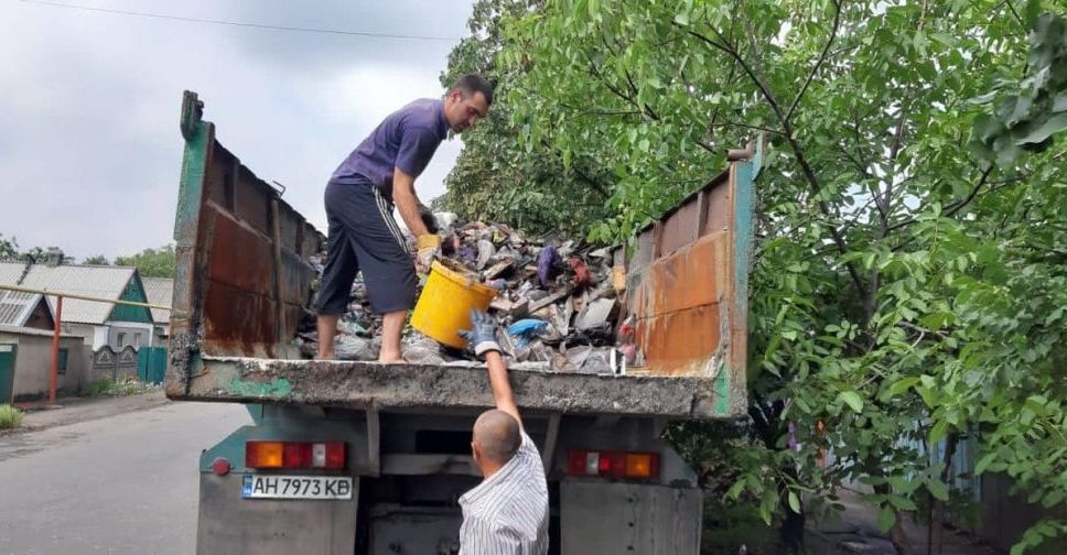 Муниципальная служба помогла покровчанам решить проблему с соседом, который сносил мусор во двор