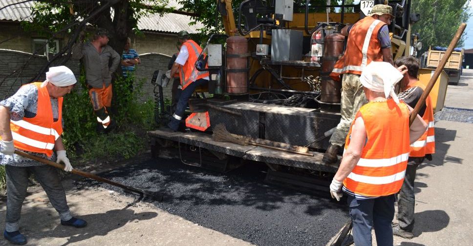 В Покровске продолжается ямочный ремонт дорог