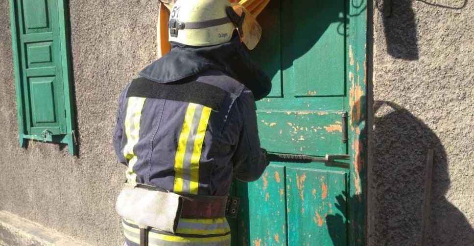 У Покровську рятувальники відкривали двері будинку, за якими знаходилась жінка з деменцією