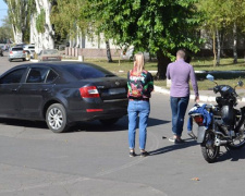 В центре Покровска произошло ДТП с участием легкового автомобиля и скутера
