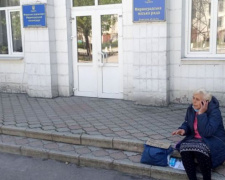 В Мирнограде под зданием мэрии женщина пытается получить лекарство для сына