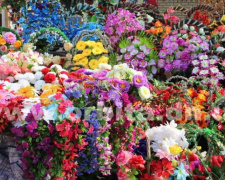 Живые цветы или пластик в память об усопших – выбор за вами