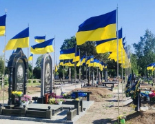У Покровській громаді біля місць поховання Захисників України замайоріли нові прапори