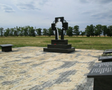 Пам’ятник встановлено, в планах – відеонагляд: у Мирнограді триває облаштування Алеї героїв