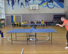 В ОШ №9 Покровска мастер спорта Роман Малинка провел открытый урок по настольному теннису