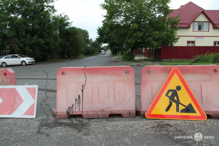 В Покровске ремонтируют аварийный участок дороги на улице Привольной