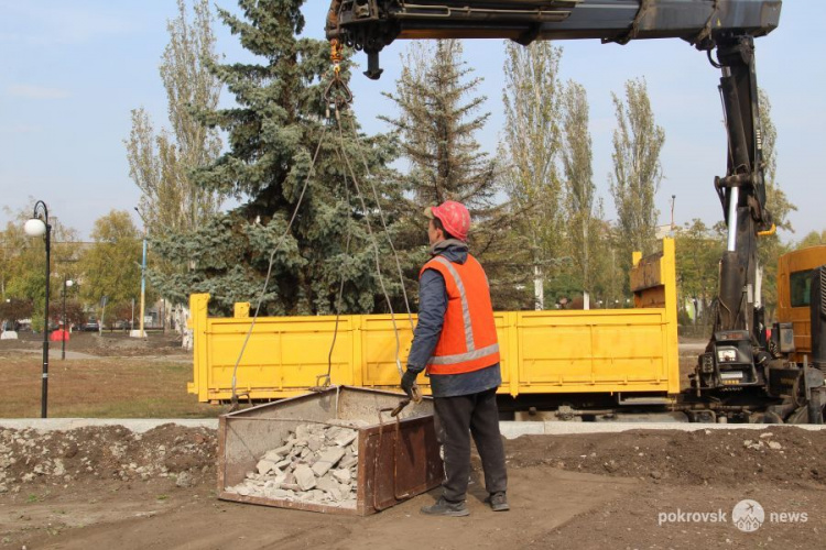 На каком этапе реконструкция мемориала «Девочка» в Покровске