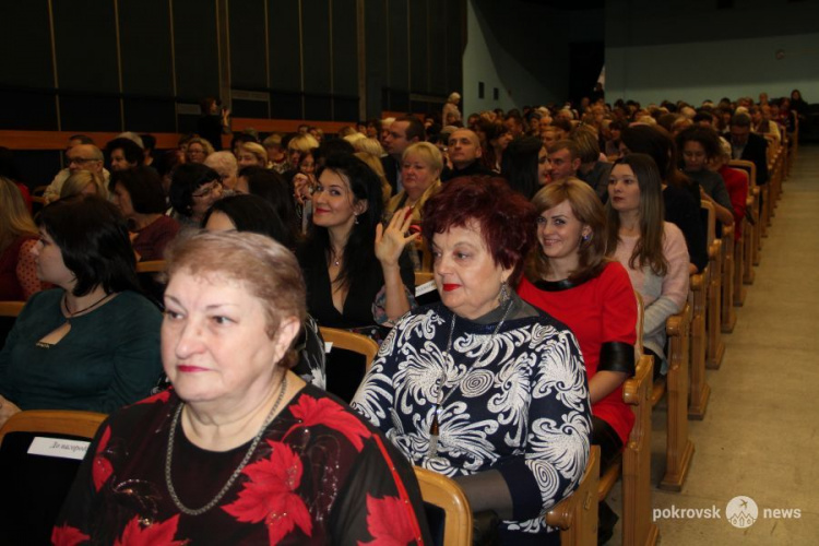 Фуршет, награждение и концерт: в Покровске поздравили работников местного самоуправления
