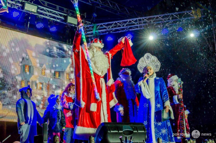 Новогодняя ночь в Покровске: снег, костер и праздничное настроение