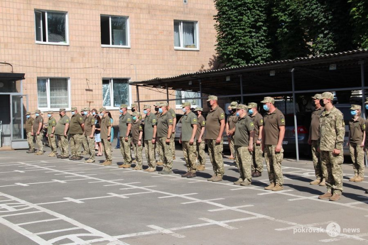 У Покровсько-Ясинуватському ОМТЦК та СП відбулося урочисте шикування до Дня Конституції України