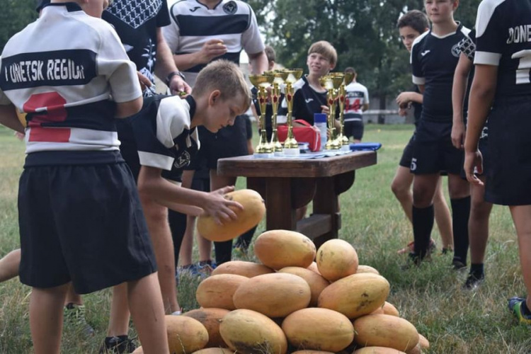 В Покровске прошел областной турнир по регби-7. Разминались… дынями
