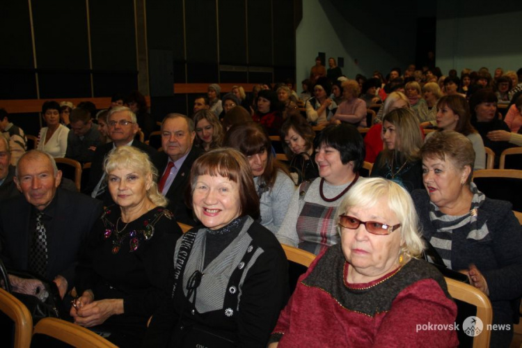 Фуршет, награждение и концерт: в Покровске поздравили работников местного самоуправления