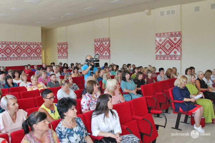 Образовательному процессу – качественно новый уровень: в Покровске прошла традиционная августовская конференция педагогов