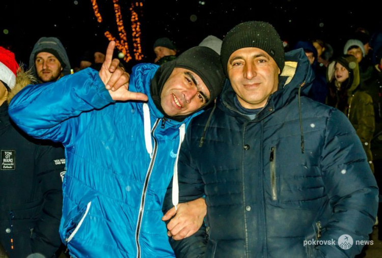 Новогодняя ночь в Покровске: снег, костер и праздничное настроение