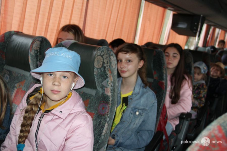 Дети льготных категорий из Покровска отправились на отдых в лес