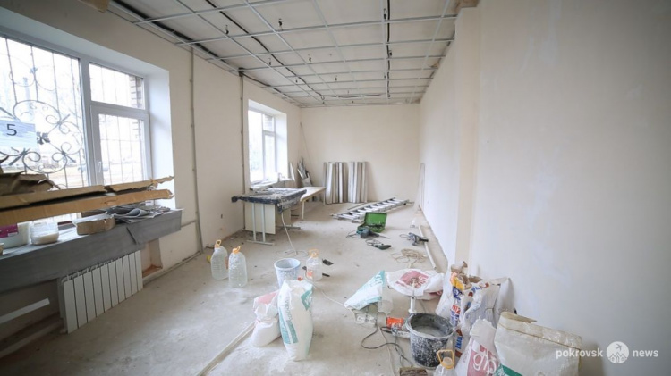 В Покровске продолжается реконструкция амбулатории №3