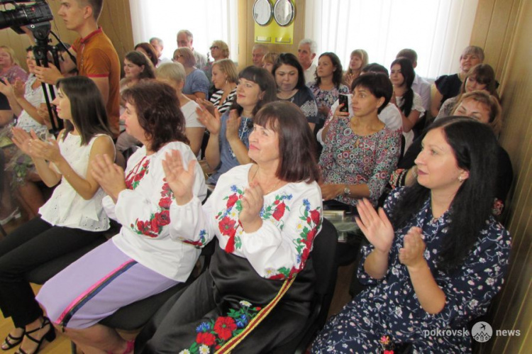 Жителей Покровского района торжественно поздравили с предстоящими праздниками