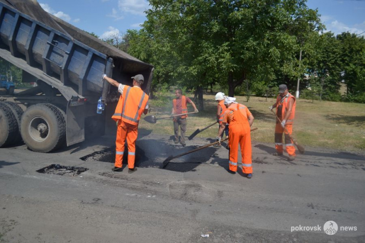 В Покровске продолжается ямочный ремонт дорог, на очереди – Родинское
