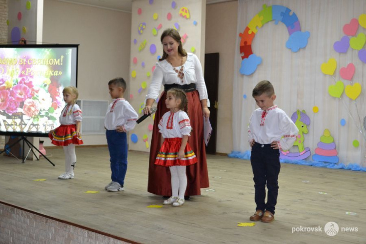 Сотрудников детских садов Покровска поздравили с профессиональным праздником
