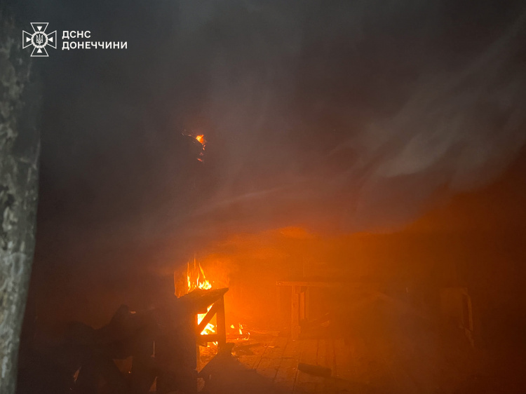 У Покровському районі рятувальники ліквідували кілька пожеж, які виникли внаслідок обстрілу