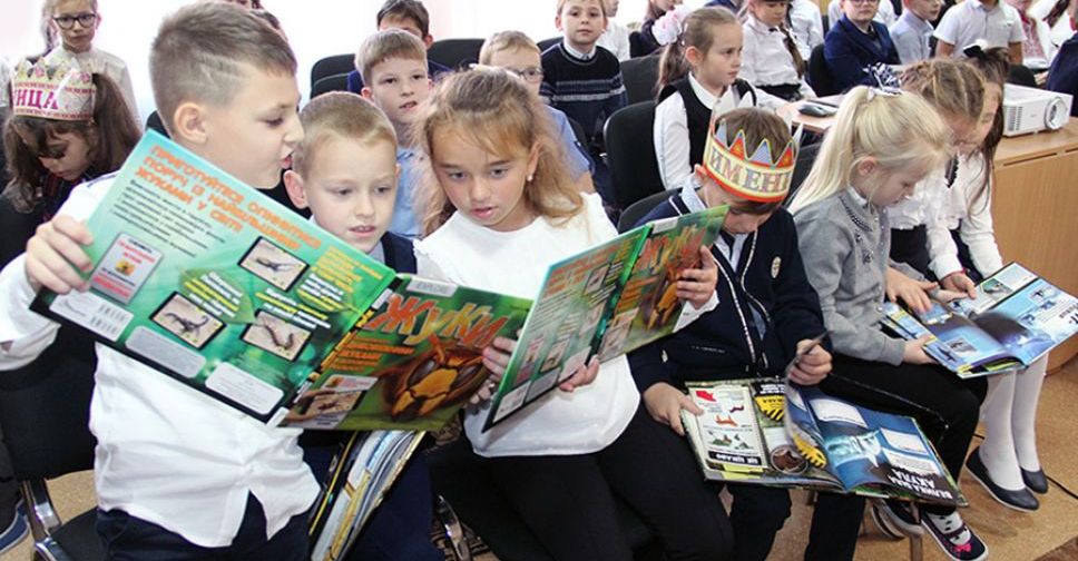 Читать, играть и развиваться: «Донецксталь» помогла реализовать в детской библиотеке Покровска инновационный проект
