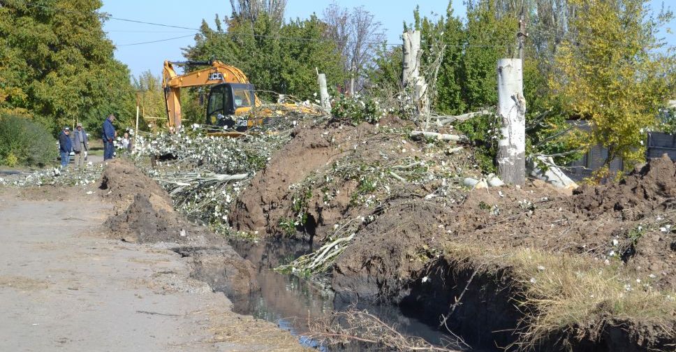 В Мирнограде устраняют последствия очередного провала на канализационном коллекторе