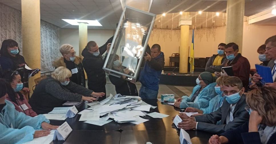 На избирательных участках Покровска идет подсчет голосов