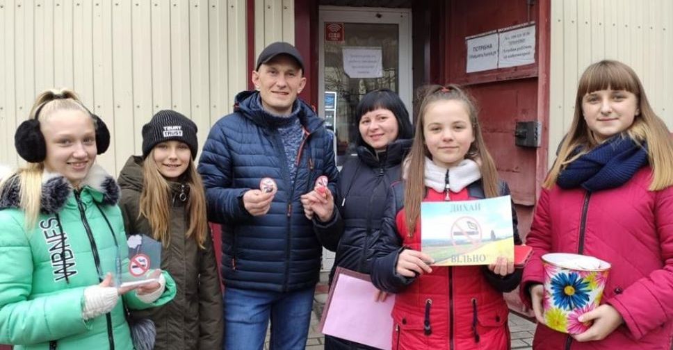 Жителям Мирнограда пропонували обміняти цигарку на цукерку