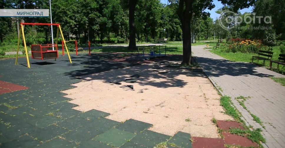У Мирнограді вандали зіпсували дитячий майданчик у парку відпочинку