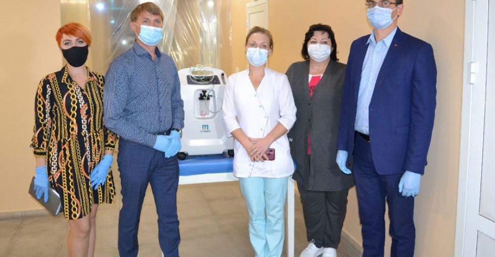 Компания «Донецксталь» передала Мирноградской инфекционной больнице кислородные концентраторы