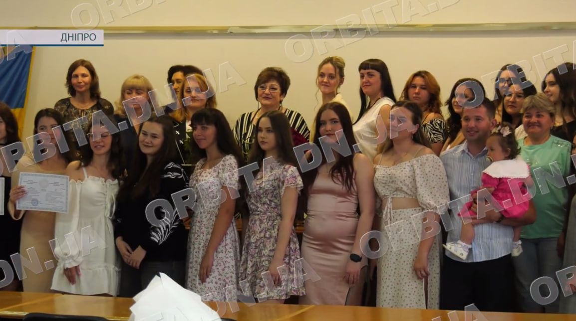 Нове покоління вчителів: дипломи Покровського педколеджу отримали 106 випускників