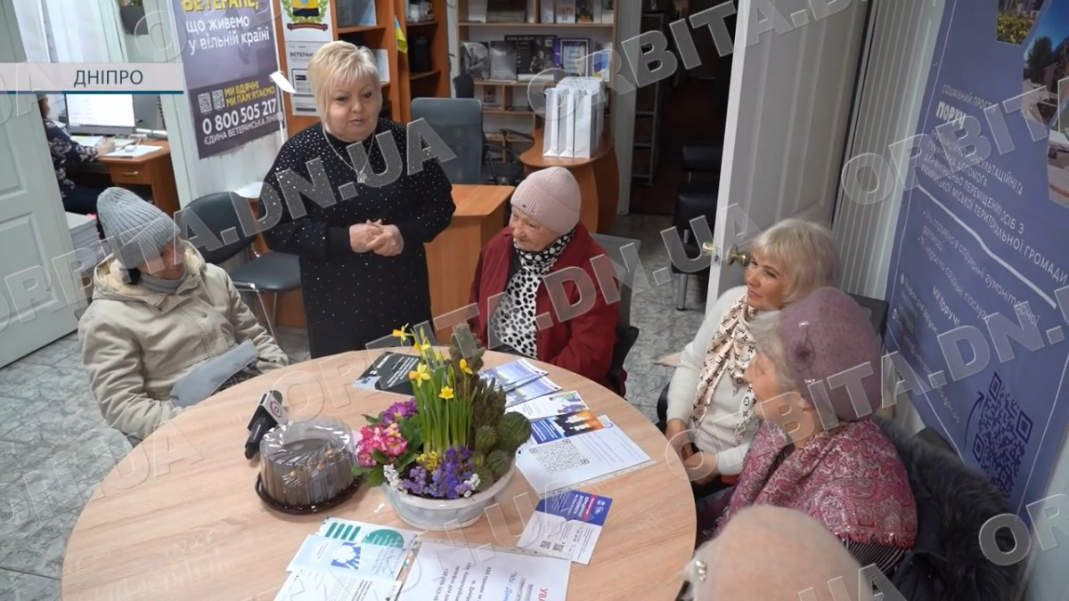 Віддані рідному місту: фахівці УСЗН привітали покровчанок-переселенок