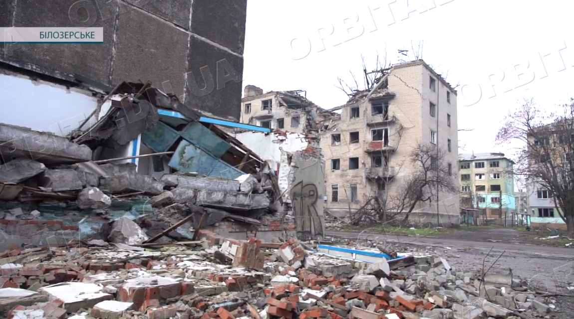 Життя серед руїн: 600 людей залишаються у Білозерському під щоденними обстрілами