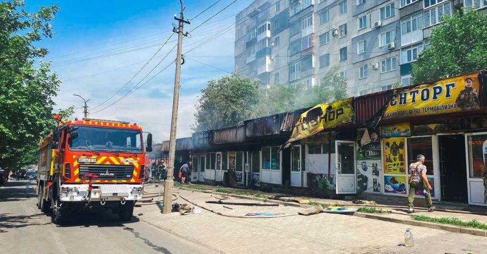 У мікрорайоні «Шахтарський» вигорів майже весь ряд торгових павільйонів (сюжет)