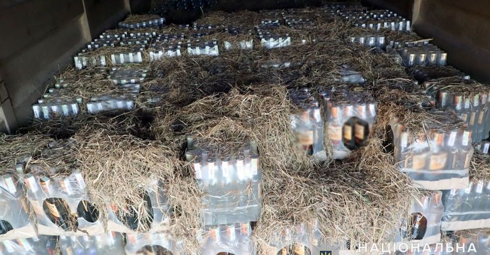 Понад 8 тонн міцних напоїв вилучили на блок посту поліцейські Донеччини