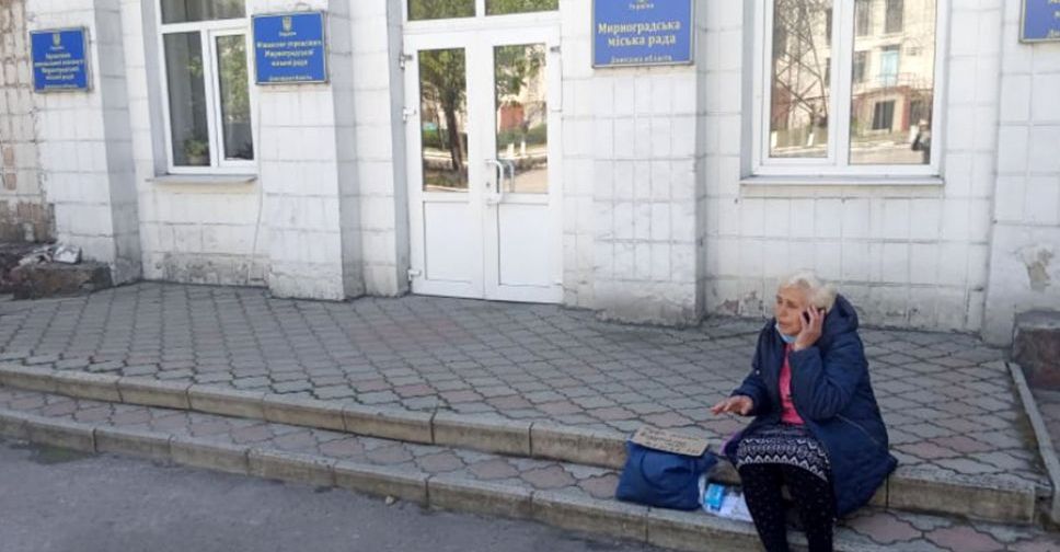 В Мирнограде под зданием мэрии женщина пытается получить лекарство для сына