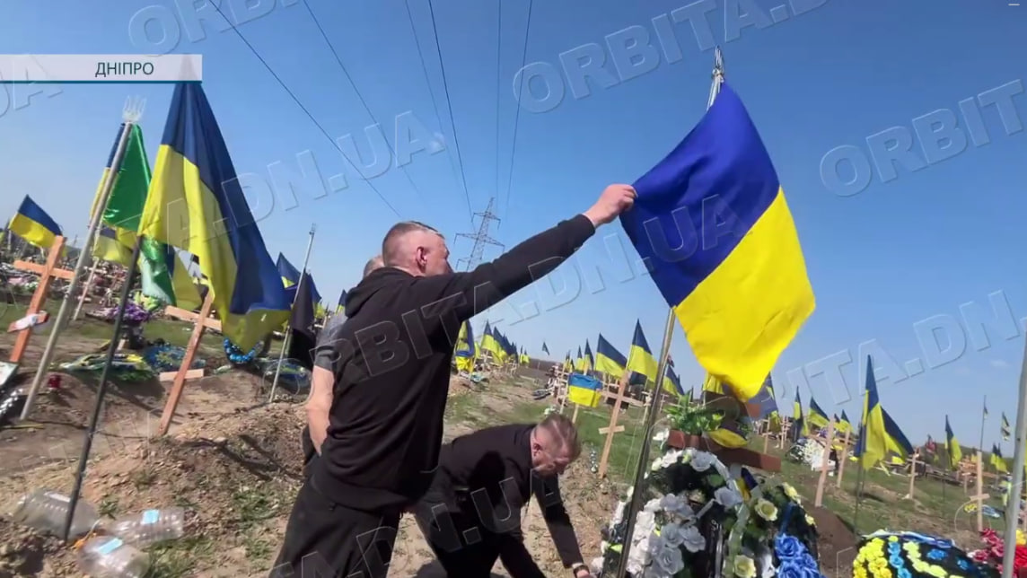 Прапор пам’яті: покровські комунальники встановили флагшток на могилі полеглого захисника