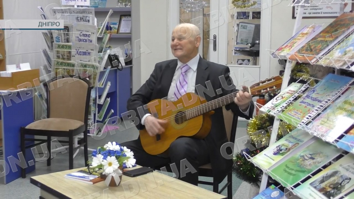 Творчість рятує та зцілює: селидівчанин Віктор Рева створив нову авторську збірку