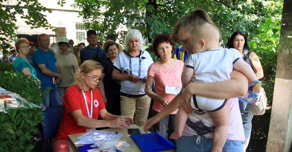 Червоний Хрест та Молодь Метінвесту допомагають громадам Донеччини