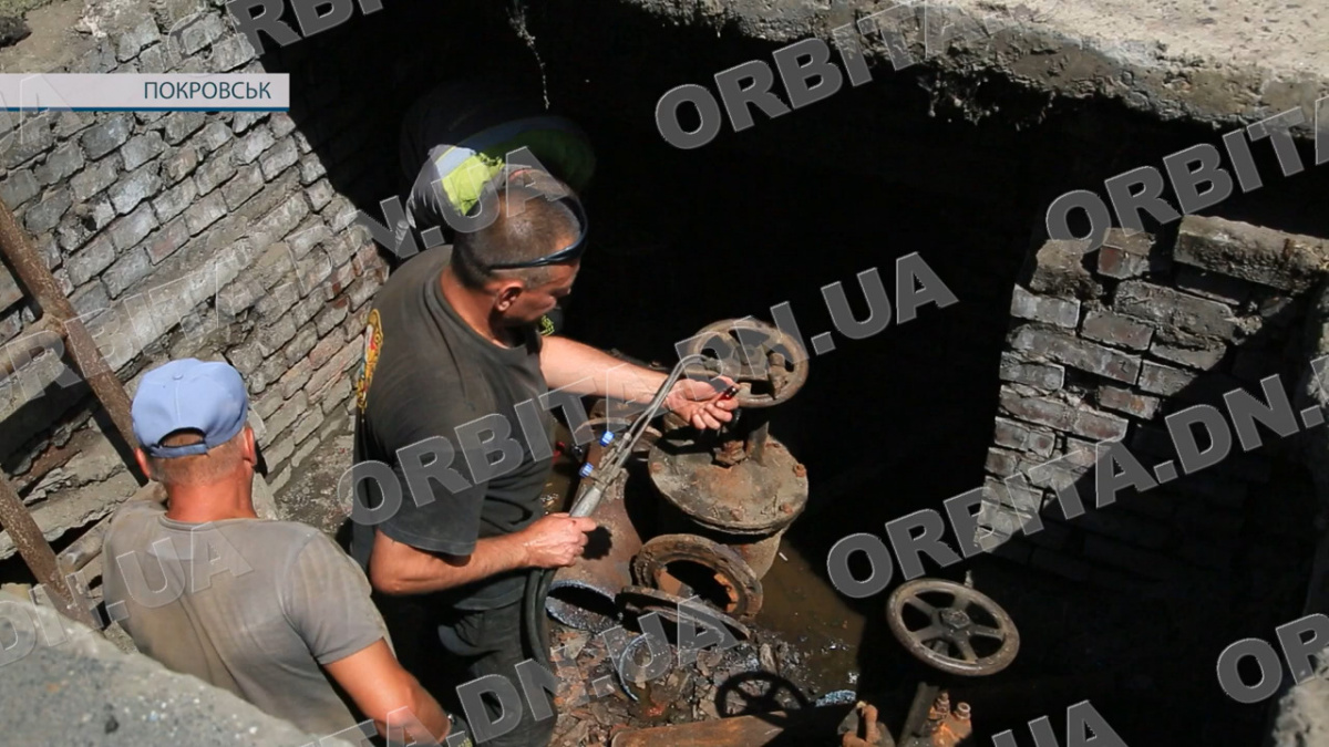 Заміна важливого вузла: в Покровську продовжується підготовка до опалювального сезону (сюжет)