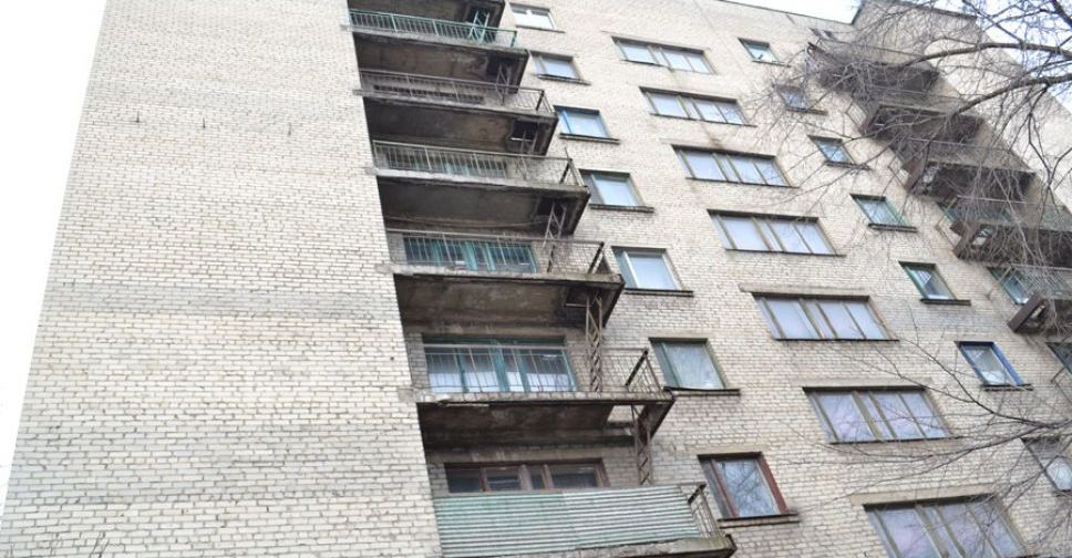 В Покровске разбилась девушка, упав с балкона общежития
