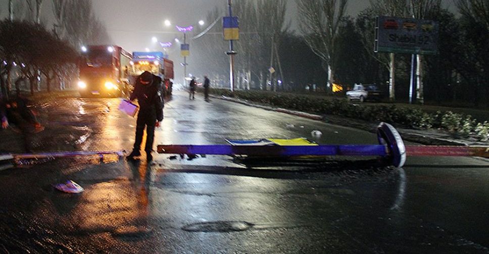 В Покровске столб, сбитый фурой, перекрыл улицу Защитников Украины и повредил иномарку
