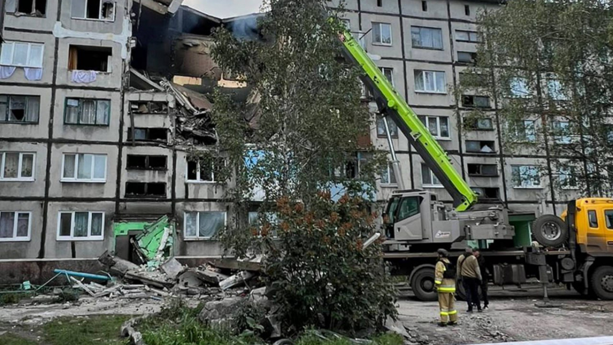 У Білозерському ворожий БпЛА влучив у житлову 5-поверхівку, є поранені