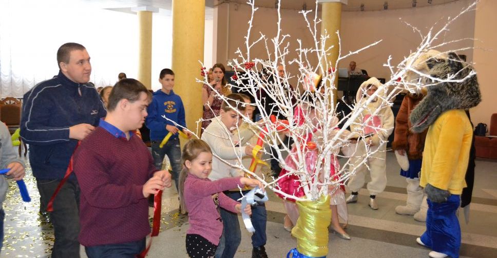 В День людей с инвалидностью в Покровске поздравили воспитанников реабилитационного центра «Милосердие»