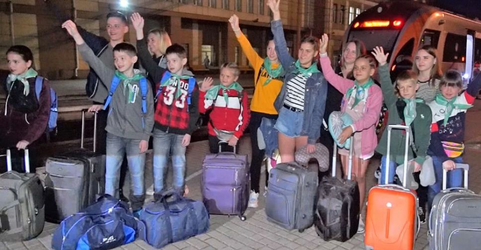 Дети шахтеров отправились из Покровска в лагерь «Артек-Буковель»