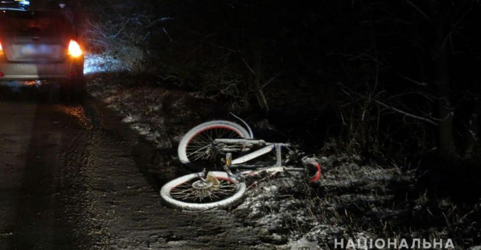 На Донеччині чоловік «під мухою» на викраденому автобусі збив велосипедиста