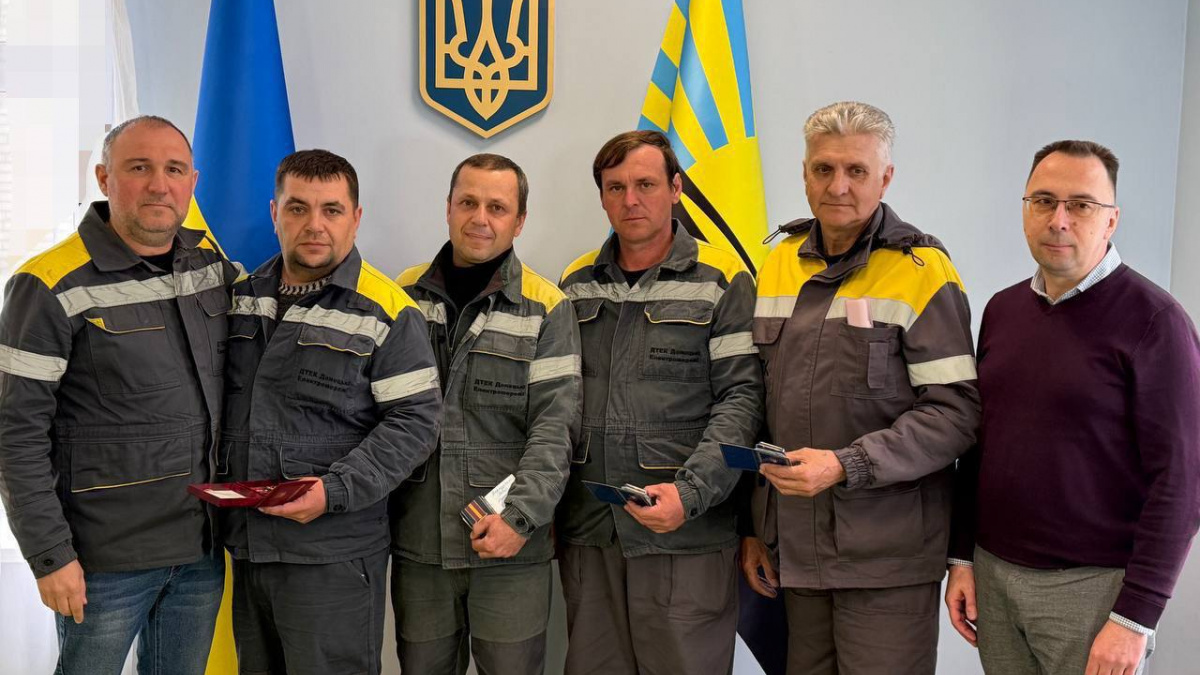 За мужність та відновлення мереж під обстрілами: енергетики Покровського району отримали відзнаки